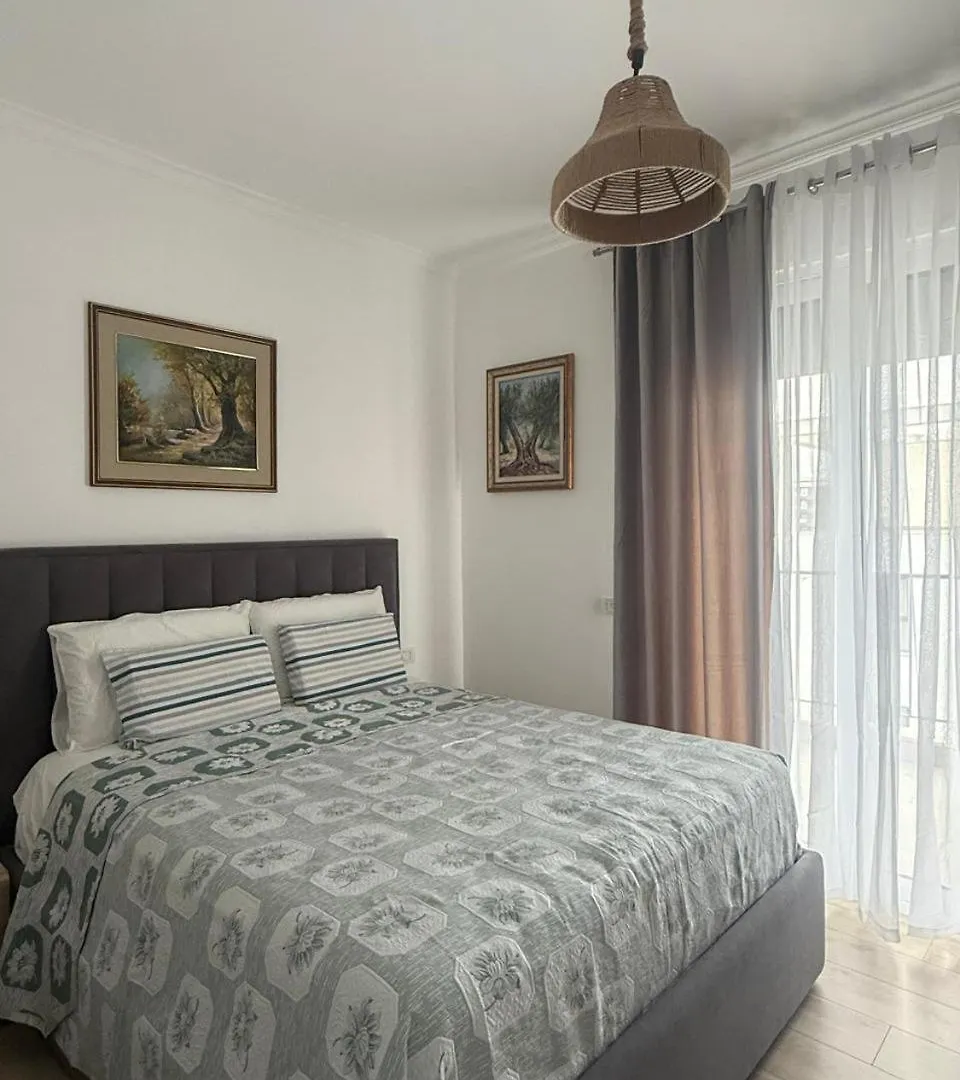 Troi Apartament Влёра Албания